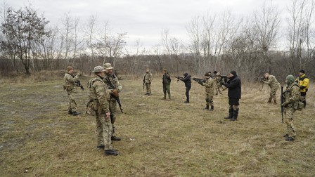 Cetățenii capitalei Kiev se antrenează la marginea orașului în eventualitatea unui atac militar din partea Moscovei