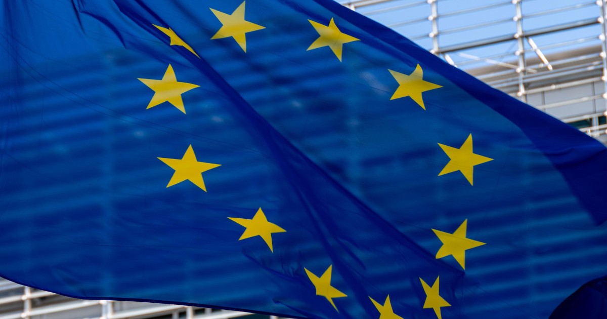 Steagul Uniunii Europene în fața sediului Comisiei Europene din Bruxelles.