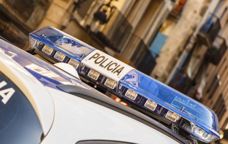 Polițiștii spanioli cântă pe stradă pentru localnicii izolați, în Mallorca