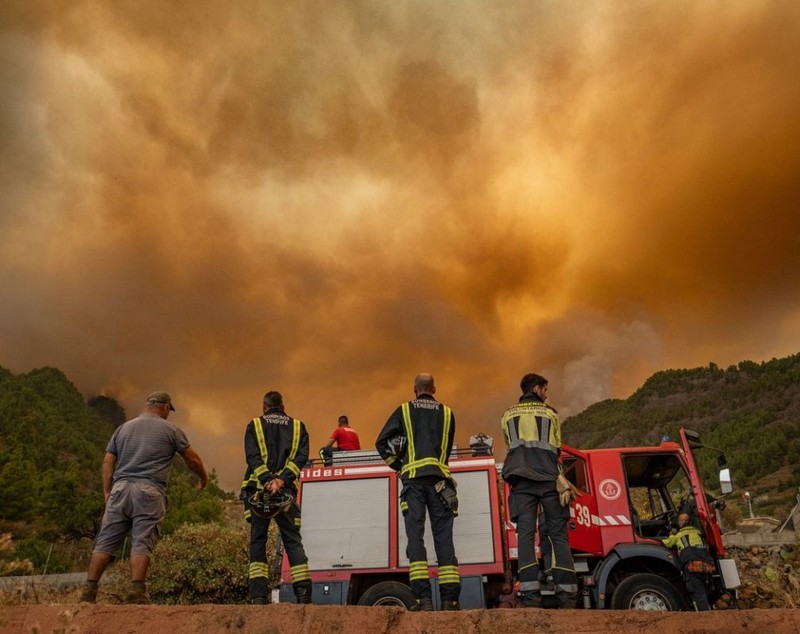 Incendiu de vegetație pe insula Tenerife. Cinci sate au fost evacuate. Focul „este puternic și se află într-o zonă complicată”