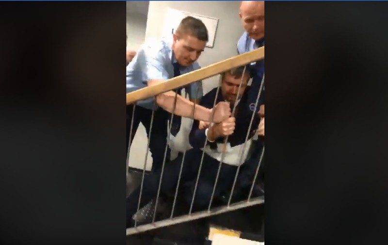 VIDEO | Momentul în care doi parlamentari maghiari sunt dați afară din televiziunea de stat, în urma unui gest extrem