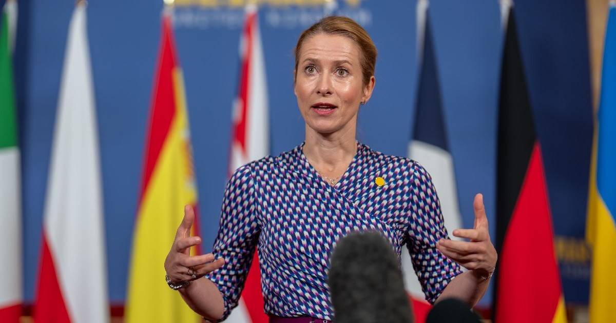 Kaja Kallas, Înaltul Reprezentant al Uniunii Europene pentru afaceri externe, se adresează participanților la conferința Grupului Weimar+ privind războiul din Ucraina. Este imbracata intr-o rochie albastra cu alb si vorbește in fata unui microfon