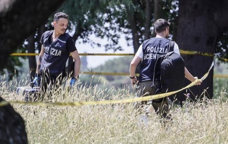 O româncă și copila ei au fost găsite moarte între niște tufișuri. Fetița de câteva luni, descoperită cu o vânătaie suspectă la ceafă, în Italia