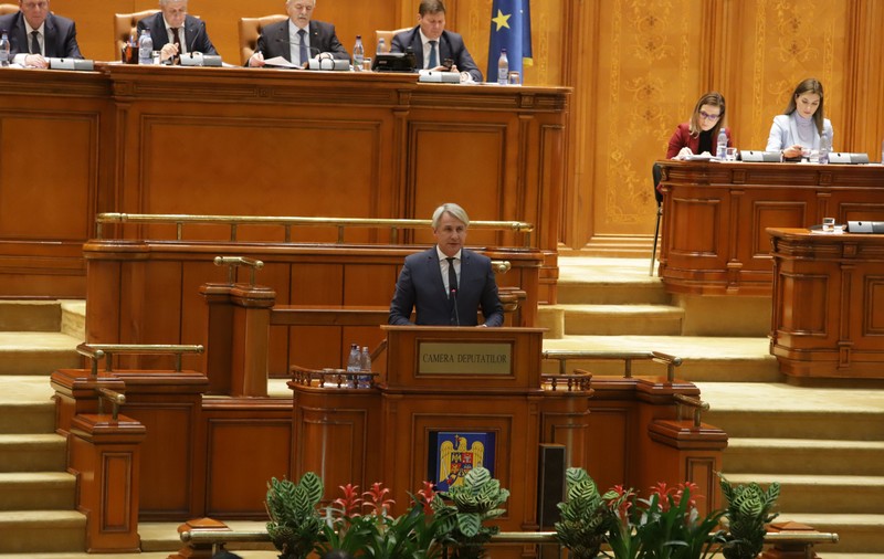 UPDATE. Plenul Parlamentului a început dezbaterea la proiectul de buget pe 2019. Dragnea lipseşte, miniştrii din Cabinet nu au ajuns la şedinţă (FOTO/ VIDEO)