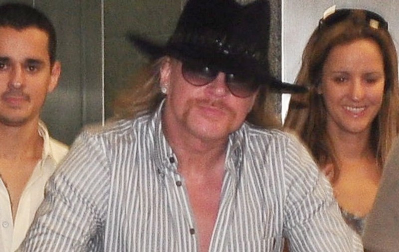 Video / Axl Rose, lovit cu o sticlă de un "fan"
