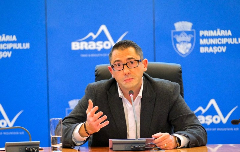 ​Biroul viceprimarului PNL de Braşov, mutat în cimitir de primarul USR, Allen Coliban