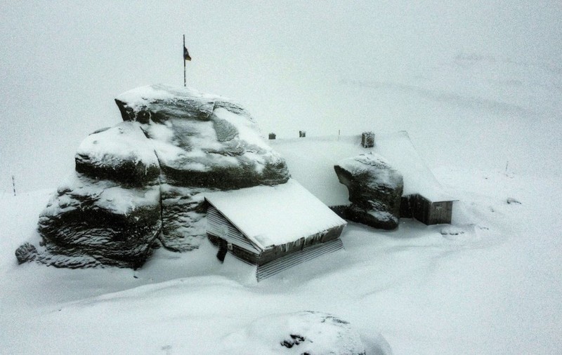 Zăpadă de 41 de centimetri la Vârful Omu, de 23 de centimetri la Vârful Țarcu și 15 centimetri la Bâlea-Lac. Există risc de avalanșe