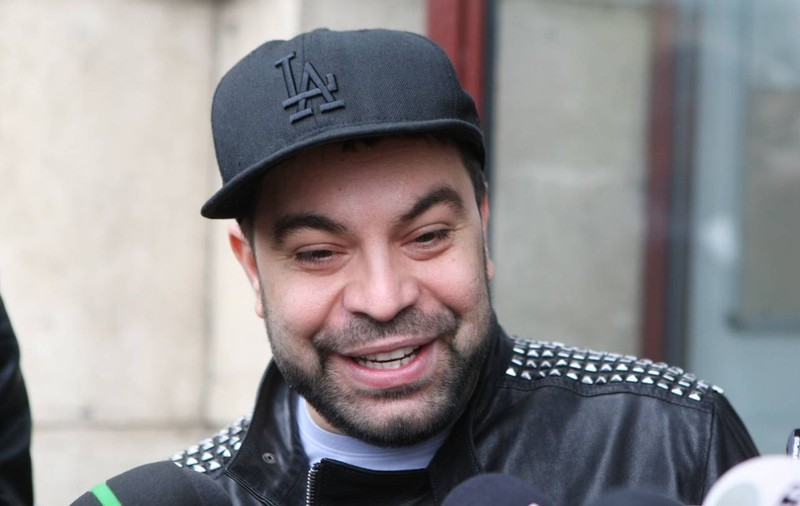 Florin Salam, fotografiat într-un mijloc de transport în comun, împreună cu soţia lui