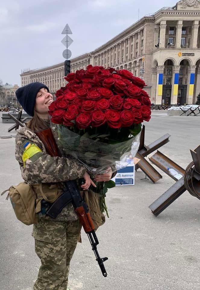 Marharita a primit un buchet uriaș de trandafiri