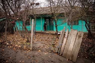 Orice om care îi trece pragul e o bucurie pentru Maria, care nu mai îndrăznește să pășească dincolo de poartă