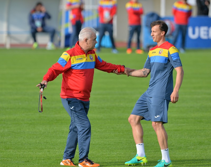 Euro 2016. Corespondență din Franța. Chiricheș a rezistat testelor la care a fost supus la primul antrenament efectuat de națională în Franța. ”Nea Puiu, hai cu iconița!” FOTO&VIDEO