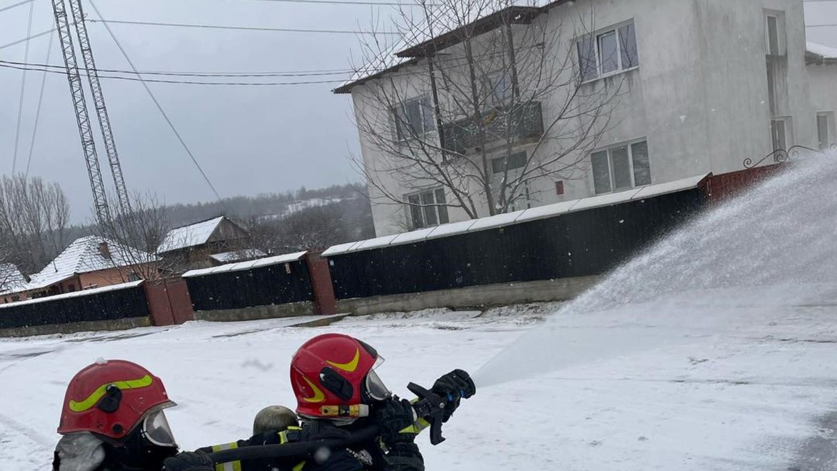 Pompieri aflați în misiune, în Băbeni, după un accident auto1