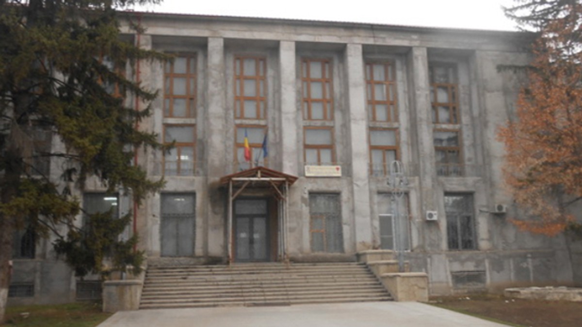 Doi polițiști din Vaslui au fost puși sub control judiciar pentru luare de mită. Unul a fost filmat și când lovește un bărbat