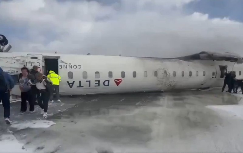 Compania Delta a decis să le dea bani pasagerilor avionului care s-a răsturnat la Toronto. Cât primește fiecare