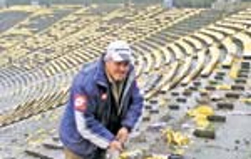 Iata-l pe demolatorul Stadionului 'Lia Manoliu'