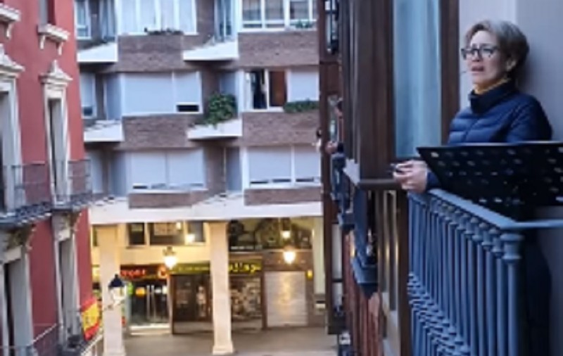 VIDEO / Soprana Alexandra Tărniceru a readus zâmbetele pe fețele spaniolilor. Românca a dat recital din balcon