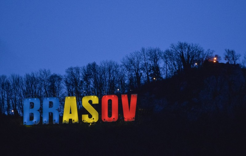 Tâmpa și clădirea Primăriei Brașov, luminate în culorile tricolorului, în cinstea novembriștilor