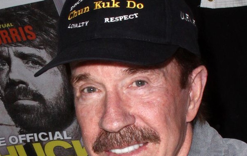 Chuck Norris a împlinit 73 de ani! Vezi CELE MAI TARI BANCURI cu EL!