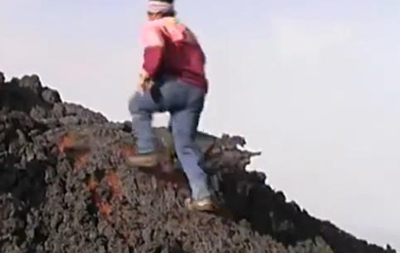 NEBUNIE PURĂ! LAVA TOPITĂ îi FUGE SUB PICIOARE, dar el urcă VULCANUL fără probleme | VIDEO
