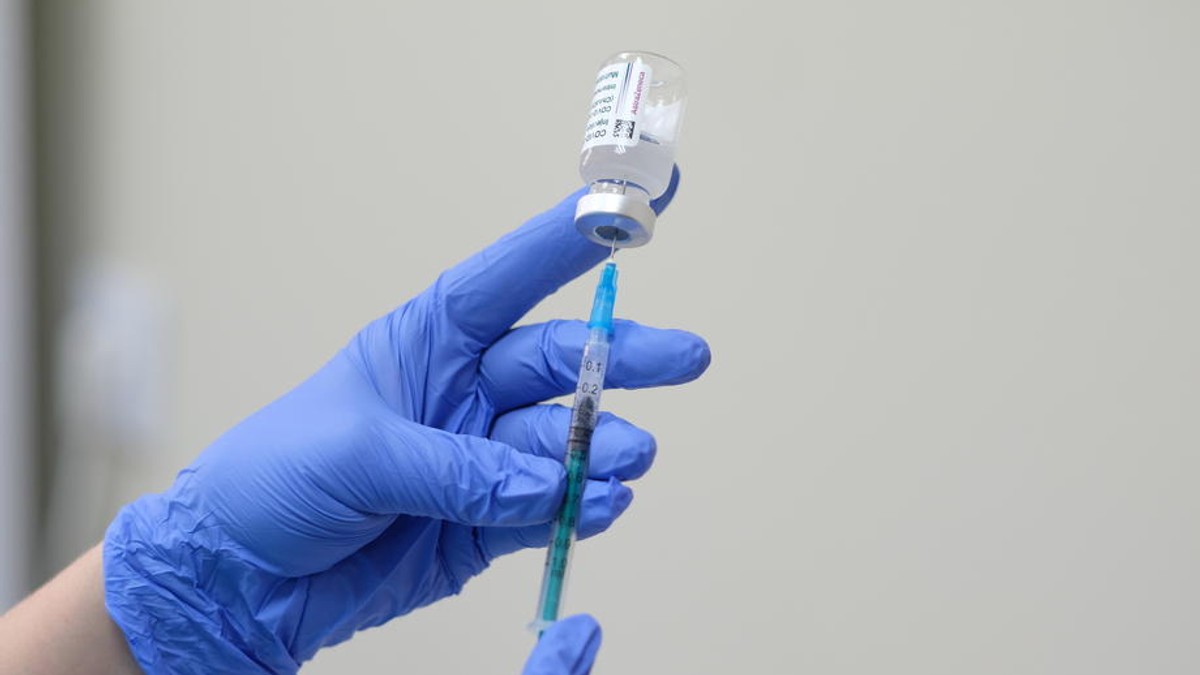 România începe luni vaccinarea cu AstraZeneca. Peste 142.000 de persoane, programate pentru imunizare cu acest vaccin