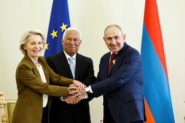 Premierul Armeniei Nikol Pașinian împreună cu președintele Consiliului European Antonio Costa și președinta Comisiei Europene Ursula von der Leyen Foto: Profimedia