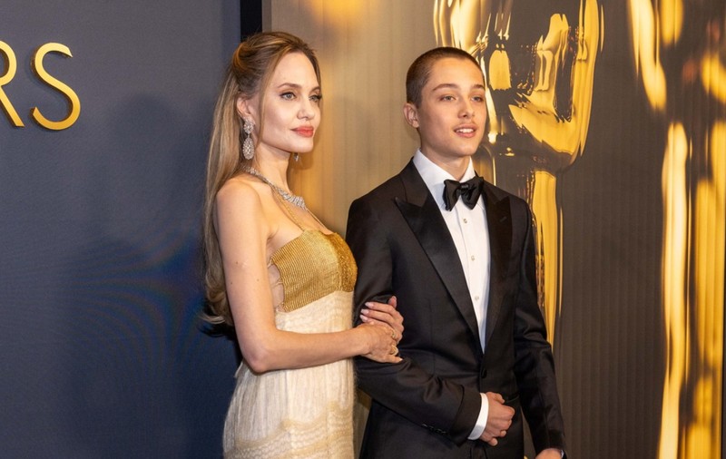 Transformarea lui Knox, băiatul Angelinei Jolie. La 17 ani, el a apărut cu părul vopsit roz, inspirat fiind chiar de mama lui