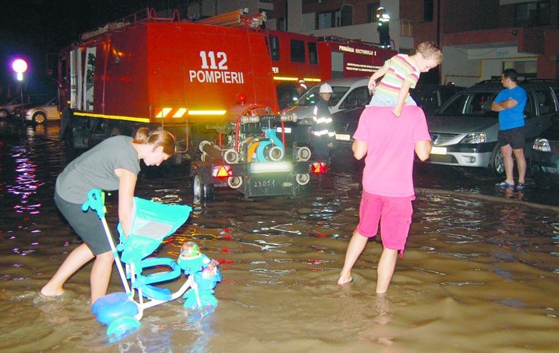 Ce mai plouă în Bucureşti!