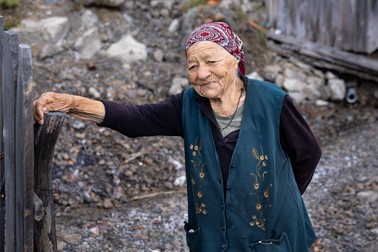 Maria Stemate, 93 de ani, se bucură de câte ori are cu cine vorbi. Foto: Eli Driu