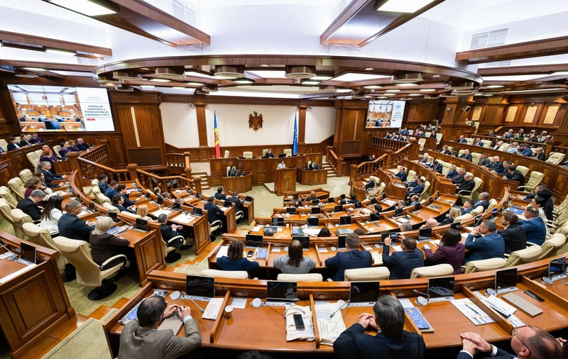 Româna va fi unica limbă de lucru în Parlamentul Rep. Moldova, iar traseismul politic va fi interzis