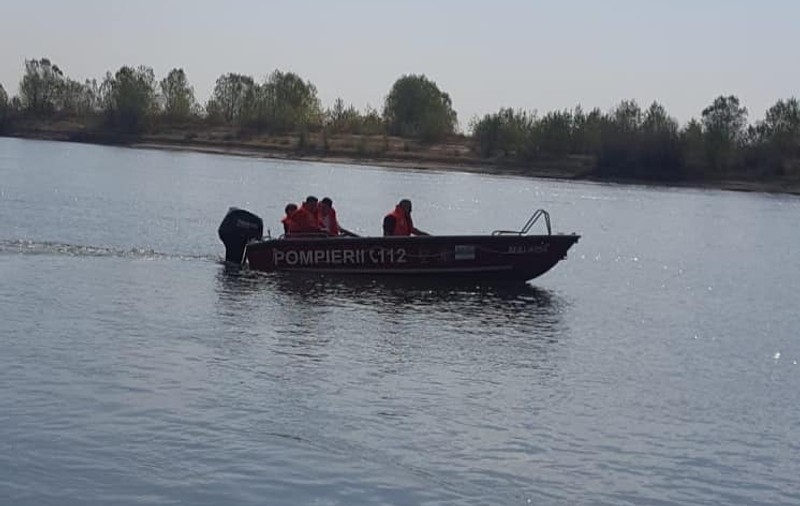 Pompierii au scos din râul Olt corpul unei femei. Poliţia suspectează că ar putea fi o tânără dispărută de o săptămână