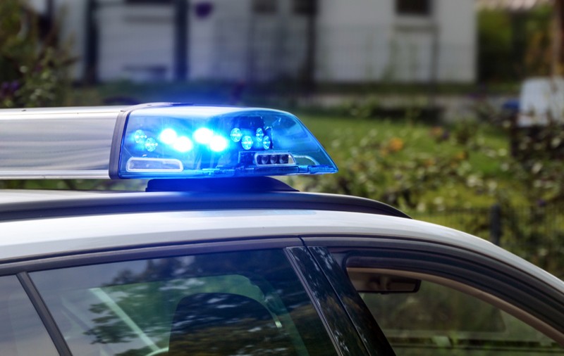 Adolescent de 15 ani, filmat în timp ce trage cu pistolul pe geamul unei mașini, în București | VIDEO
