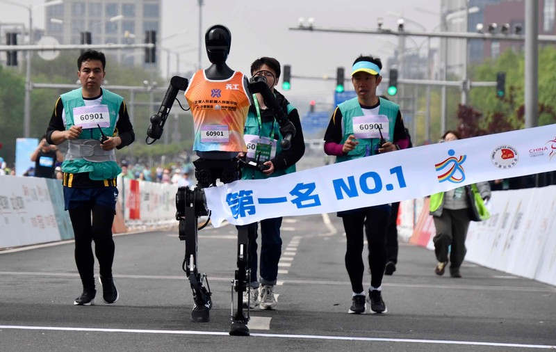 Primul semimaraton cu roboți și oameni, în China: diferență uriașă între cel mai rapid robot și cel mai rapid om