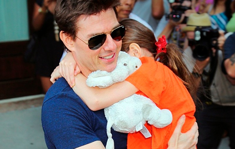 FATA LUI TATA! Tom Cruise dă 40.000 de dolari pe an pentru ca Suri să înveţe CHINEZA