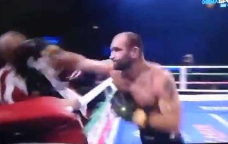 VIDEO | Un boxer și-a luat la pumni antrenorul în ring. Momentul a devenit viral