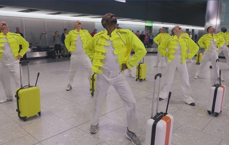 VIDEO | Cum a fost omagiat Freddie Mercury pe Aeroportul Heathrow