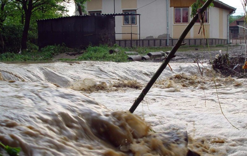 Tragedie în Sălaj! Un copil a murit după ce a fost luat de viitură, chiar sub ochii mamei