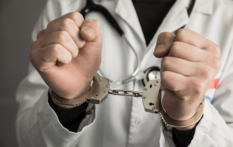 Judecătorul care a decis arestarea medicilor suspectați de vaccinări fictive: „Au transformat actul medical într-o afacere”