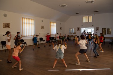 Copiii și-au strigat numele sărind și făcând piruete