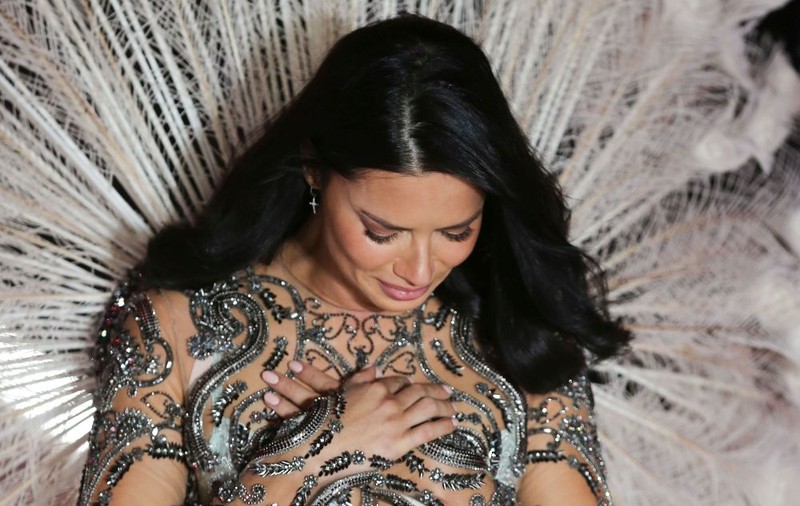 FOTO&VIDEO/ Adriana Lima s-a retras în lacrimi de la Victoria's Secret. Show-ul din 2018, ultimul pentru veteranul „înger” de 37 de ani