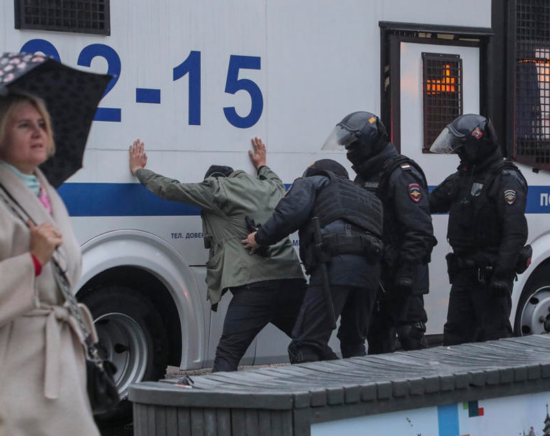 Noi proteste în Rusia, înăbușite brutal de autorități. În Sankt Petersburg, oamenii au strigat „Putin în tranșee” | VIDEO