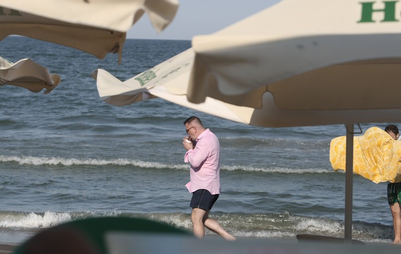 Sportul e în colaps, iar Vasile Șiman se distrează. Ce a făcut controversatul om de fotbal pe plajă | GALERIE FOTO