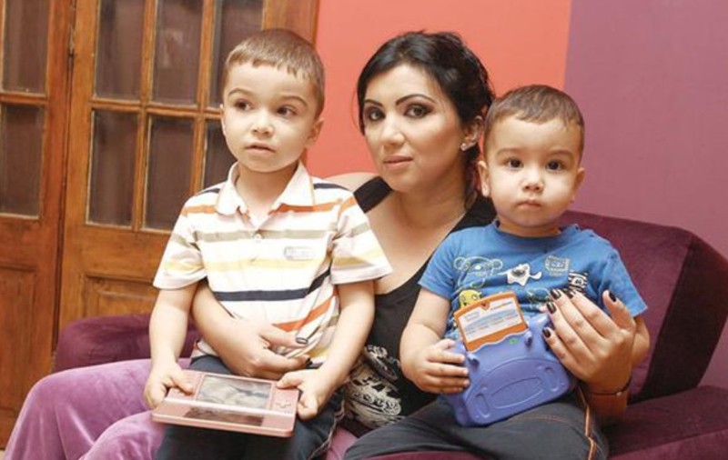 Imagine rară cu Adriana Bahmuțeanu și băieții ei. Eduard și Maximus locuiesc cu Silviu Prigoană, tatăl lor