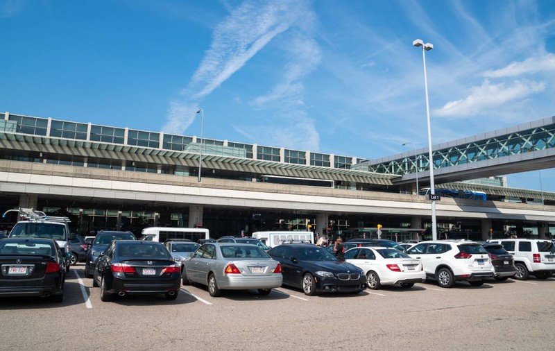 Adevărul bizar din spatele zecilor de mașini abandonate la aeroportul din Boston