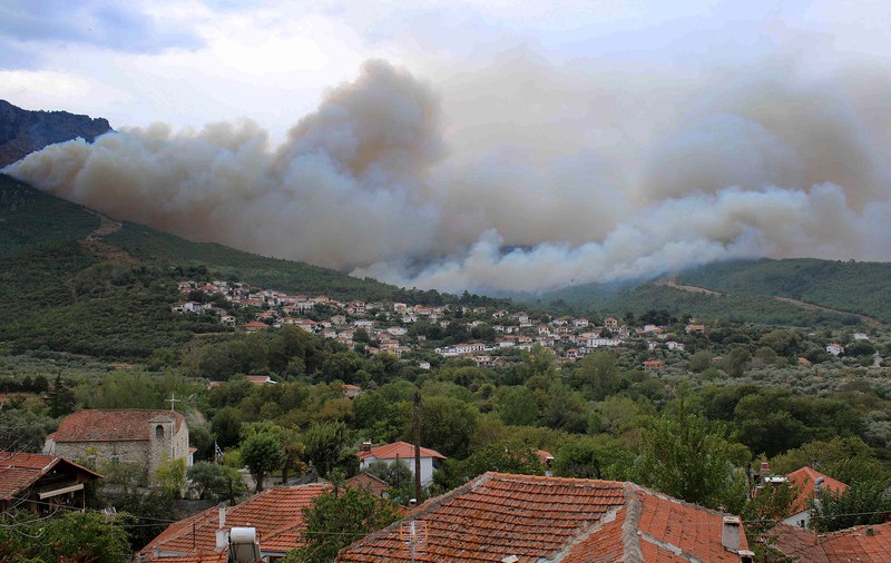 Nou incendiu pe insula grecească Thassos, în apropierea stațiunii Skala Potamia. Au intervenit aproape 200 de pompieri