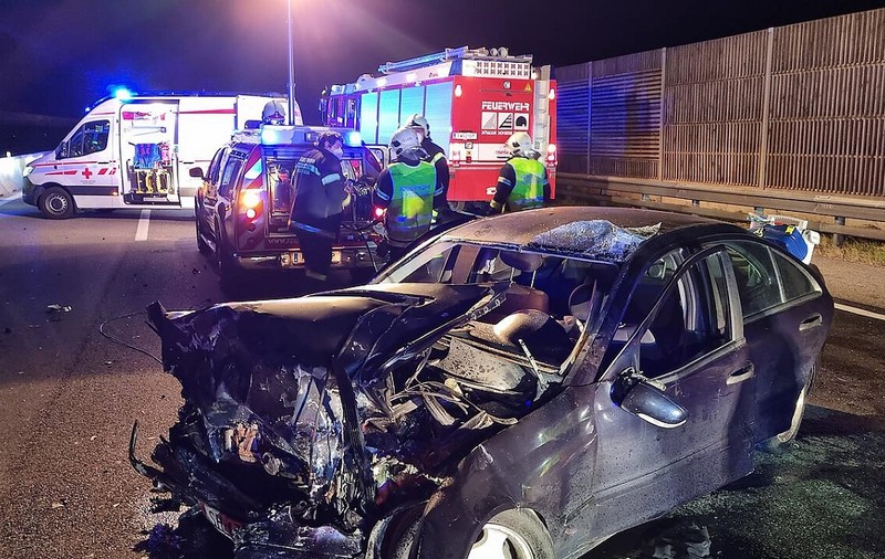 Mașină cu 4 albanezi pe contrasens, pe autostradă, lovită în plin de mașina unor români. Doi morți, în Austria