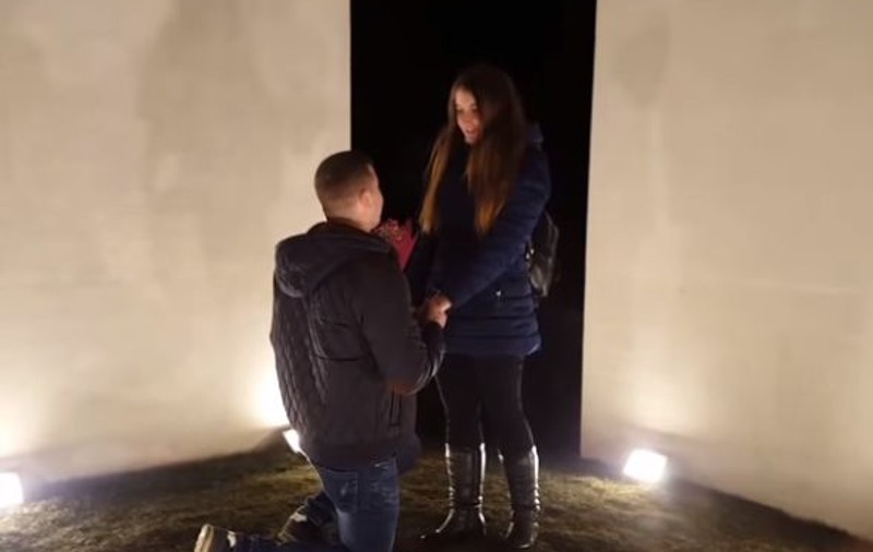 VIDEO | Cerere în căsătorie sub Monumentul Unirii din Alba Iulia. Un tânăr militar a îngenuncheat în fața iubitei lui