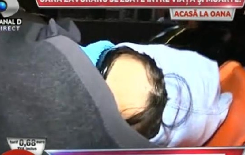 Oana Zăvoranu, SCOASĂ DIN CASĂ PE TARGĂ şi TRANSPORTATĂ CU AMBULANŢA  | FOTO