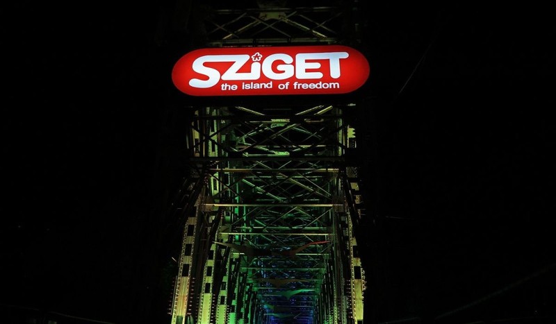 Intrarea la cel mai mare festival de muzică din Ungaria, Festivalul Sziget, iluminată noaptea în Budapesta, Ungaria. Sursă foto: Profimedia Images