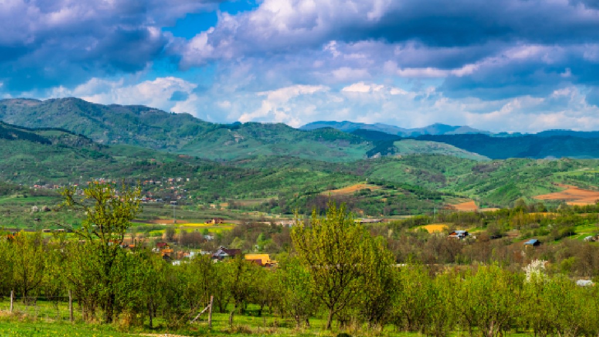 Sat situat în vale, între dealuri - satul „Valea Plopului”, județul Prahova, România.