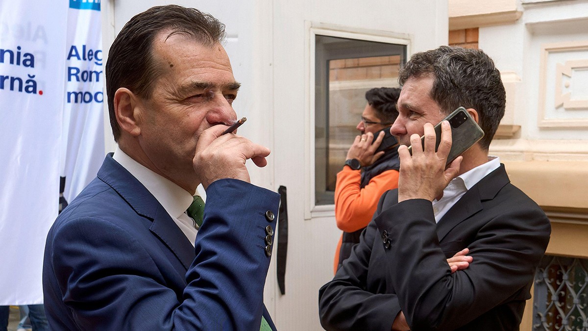 Ludovic Orban fumează o țigară și Nicușor Dan vorbește la telefon